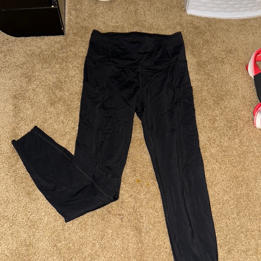 Black lulu leggings with side pockets!